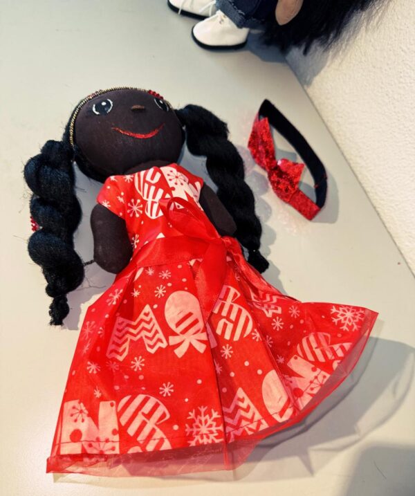 Poupée en tissu au teint marron plus foncé – Image 3