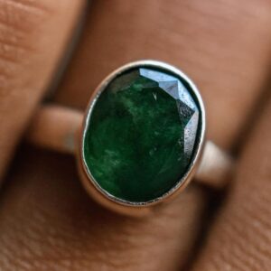 BAGUE DESIGN FAITE MAIN – ARGENT STERLING & ÉMERAUDE NATURELLE CERTIFIÉE