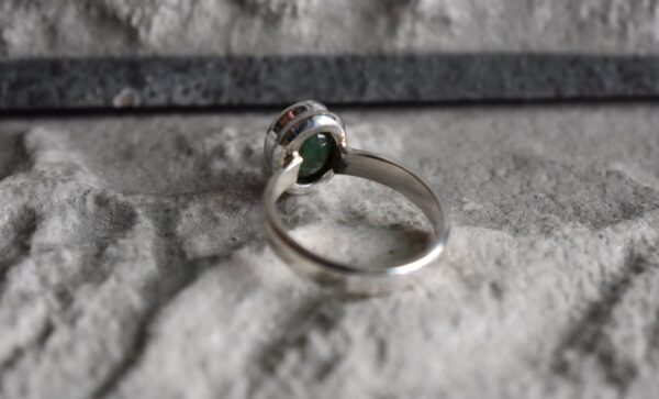 BAGUE DESIGN FAITE MAIN – ARGENT STERLING & ÉMERAUDE NATURELLE CERTIFIÉE – Image 3
