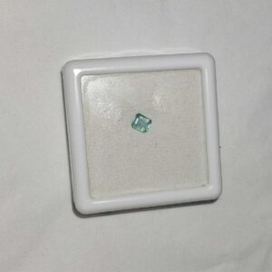 ✨ Émeraude Naturelle – 4x4 mm – 0,28 ct (environ) ✨