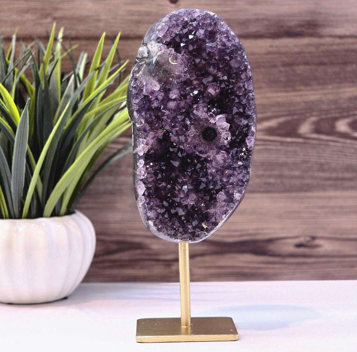 Matériaux : Améthyste, Base en métal, Cristal naturel, Améthyste uruguayenne, Support en métal, Géode, Améthyste