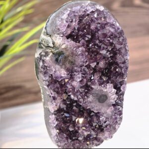 Matériaux : Améthyste, Base en métal, Cristal naturel, Améthyste uruguayenne, Support en métal, Géode, Améthyste